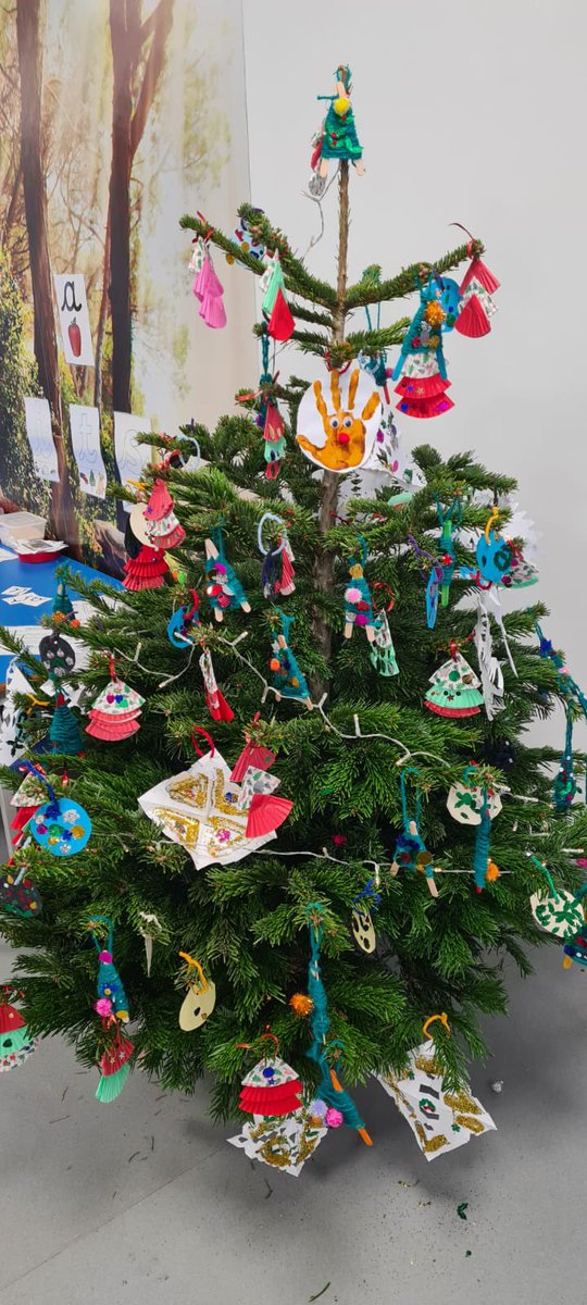 dmn_ks1's tweet photo. KS1 Christmas tree looks beautiful #unity @dixonsmnp https://t.co/LMsfbUYIJf