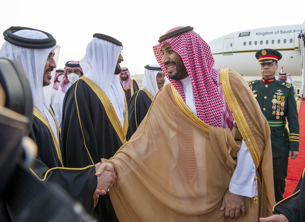 Bandaralgaloud's tweet photo. سمو سيدي  #ولي_العهد يصل العاصمة البحرينية المنامة وفي مقدمة مستقبليه جلالة ملك #البحرين.
#ولي_العهد_في_البحرين https://t.co/HECposIuii
