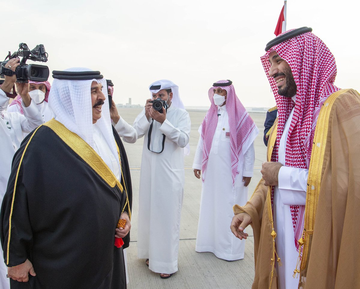 Bandaralgaloud's tweet photo. سمو سيدي  #ولي_العهد يصل العاصمة البحرينية المنامة وفي مقدمة مستقبليه جلالة ملك #البحرين.
#ولي_العهد_في_البحرين https://t.co/HECposIuii