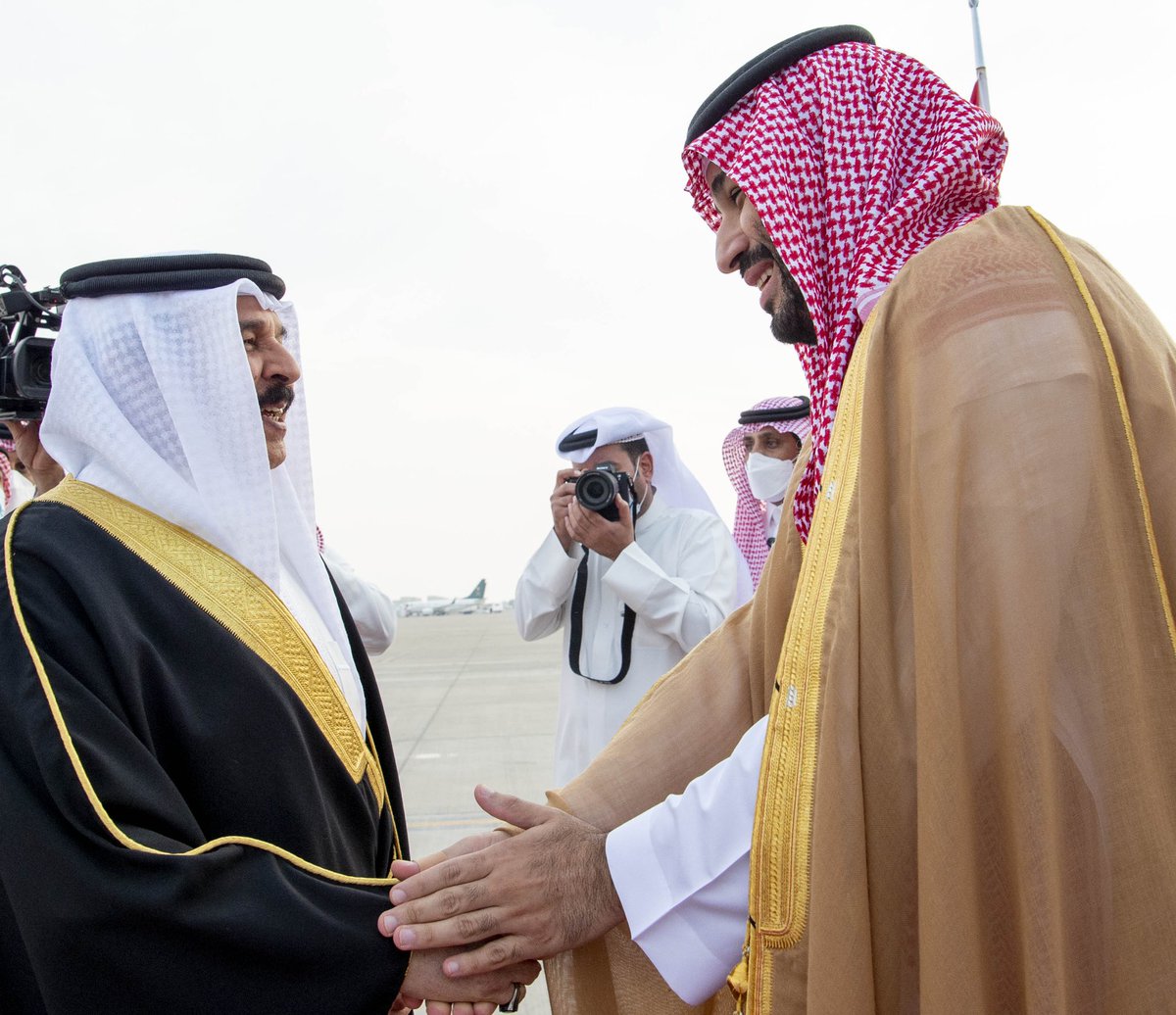 Bandaralgaloud's tweet photo. سمو سيدي  #ولي_العهد يصل العاصمة البحرينية المنامة وفي مقدمة مستقبليه جلالة ملك #البحرين.
#ولي_العهد_في_البحرين https://t.co/HECposIuii