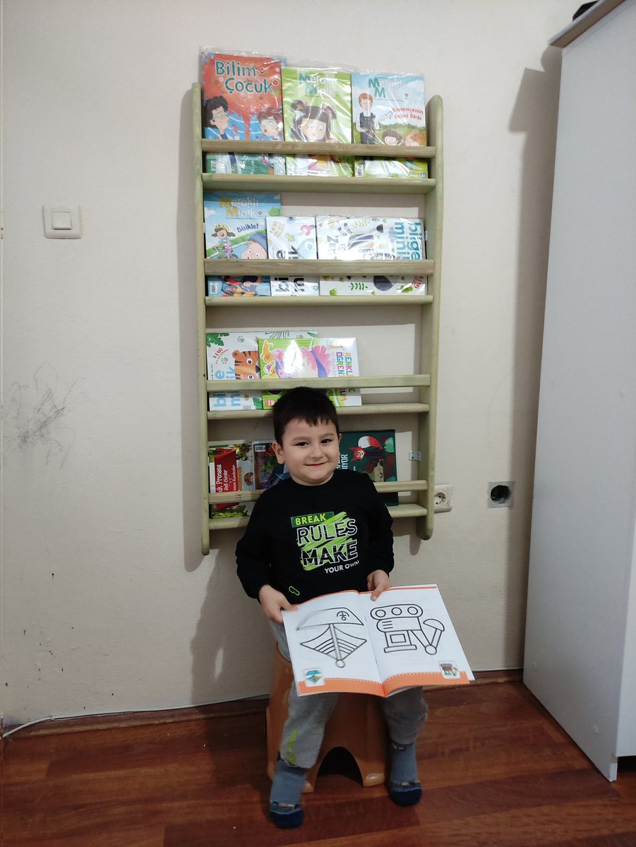 #BenimKütüphanem Projemizle Bugün 5️⃣2️⃣. Kitaplığımızı kurduk. Poyraz'ı en iyi arkadaşlarıyla buluşturduk. 

İyi okumalar Poyraz. 📚📕

Sırada diğer çocuklarımızın gözlerindeki ışıltıyı görmek var. 👧👦

<a href="/tcmeb/">Millî Eğitim Bakanlığı</a> <a href="/sinopilmem/">Sinop Milli Eğitim Müdürlüğü</a> <a href="/YLDZercan1957/">Ercan Yıldız🇹🇷</a> @ayancik_kym <a href="/halitnihat/">Nihat ERGÜL</a>