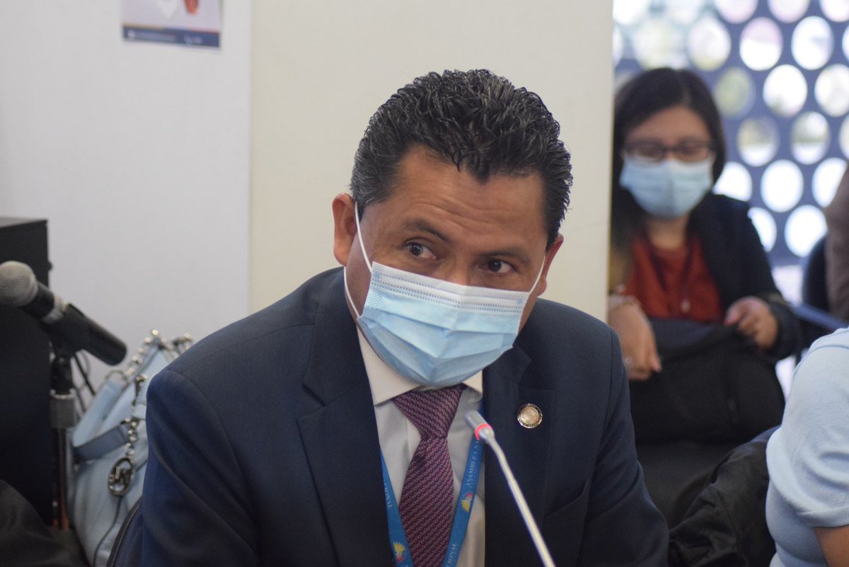 .<a href="/DarwitoPereira/">Darwin Pereira</a> señala que <a href="/FinanzasEc/">Economía Finanzas Ec</a> no ha cumplido con los 160 mil docentes.  “Rechazamos el informe porque se burlan de los docentes y la niñez ecuatoriana. Este Gobierno tiene millones de dólares en una reserva internacional, hasta cuando maltrata la educación del país".