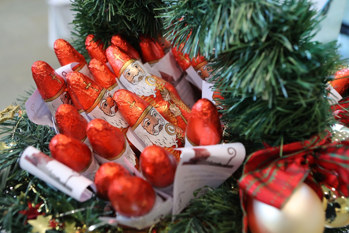 Hoher Besuch im #ltnrw: Präsident André Kuper empfing heute den #Nikolaus in der Bürgerhalle. In einer ökumenischen Aktion des <a href="/BDKJNRW/">BDKJ NRW e.V.</a> und der #ArbeitsgemeinschaftEvangelischeJugend machte er auf fairen Handel und christliche Werte aufmerksam. landtag.nrw.de/home/aktuelles…