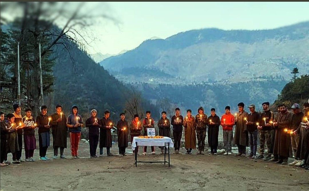 AdityaRajKaul's tweet photo. Moving. Kashmiris in the border areas of Jammu &amp; Kashmir’s Kupwara district come out in biting cold to pay rich tributes to General Bipin Rawat. He will always be known as People’s General and have a special place in the hearts of all Indians from North Kashmir. 🇮🇳 https://t.co/Z3KFthLFur