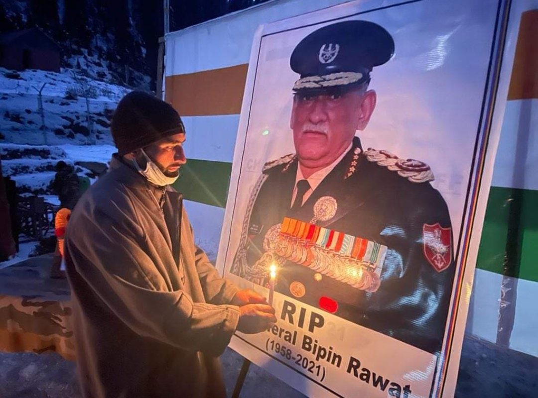 AdityaRajKaul's tweet photo. Moving. Kashmiris in the border areas of Jammu &amp; Kashmir’s Kupwara district come out in biting cold to pay rich tributes to General Bipin Rawat. He will always be known as People’s General and have a special place in the hearts of all Indians from North Kashmir. 🇮🇳 https://t.co/Z3KFthLFur