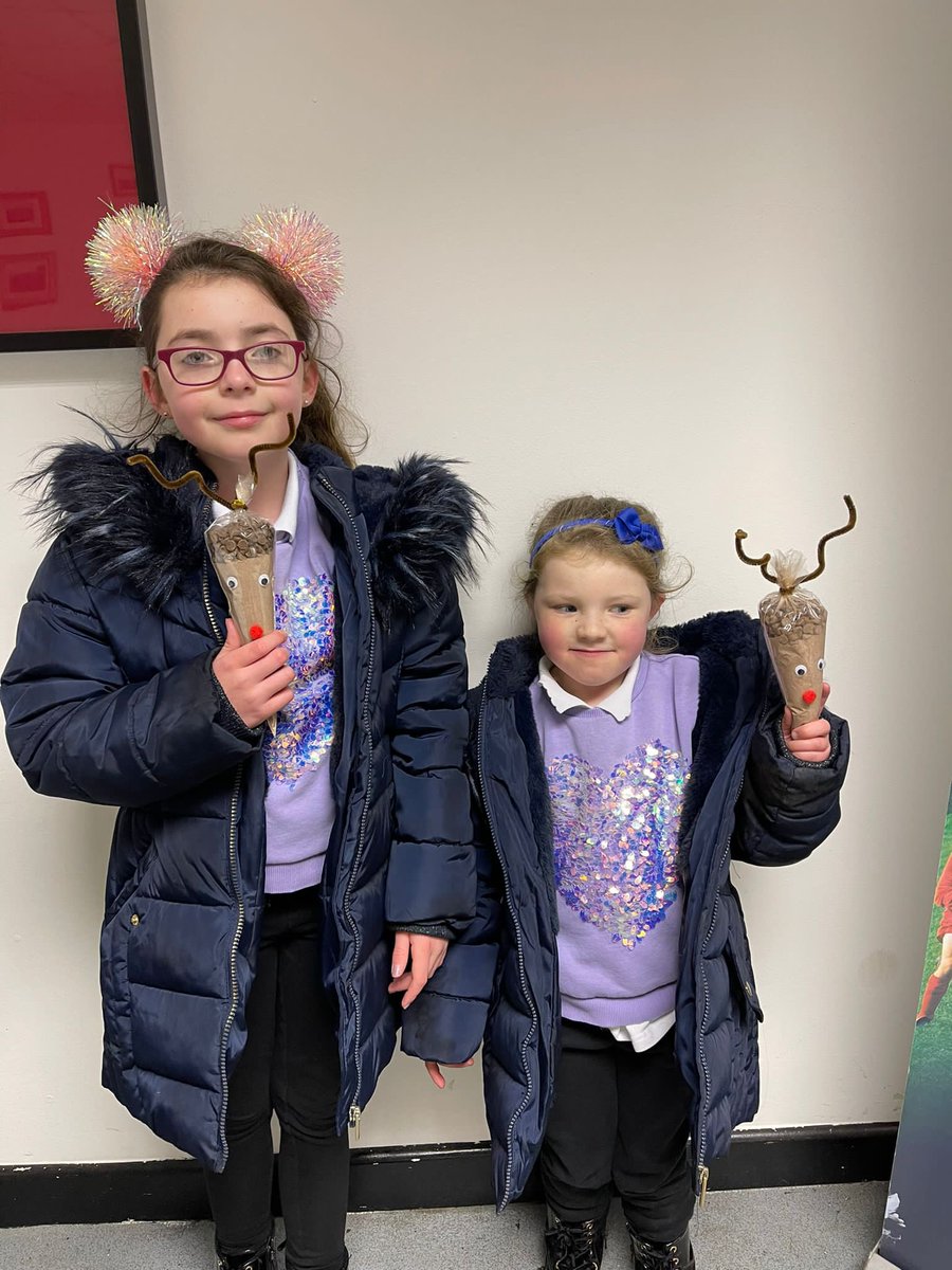 yp_futures's tweet photo. Our young people getting ready for Santa with some Christmas crafts https://t.co/8aLhLcBqsP