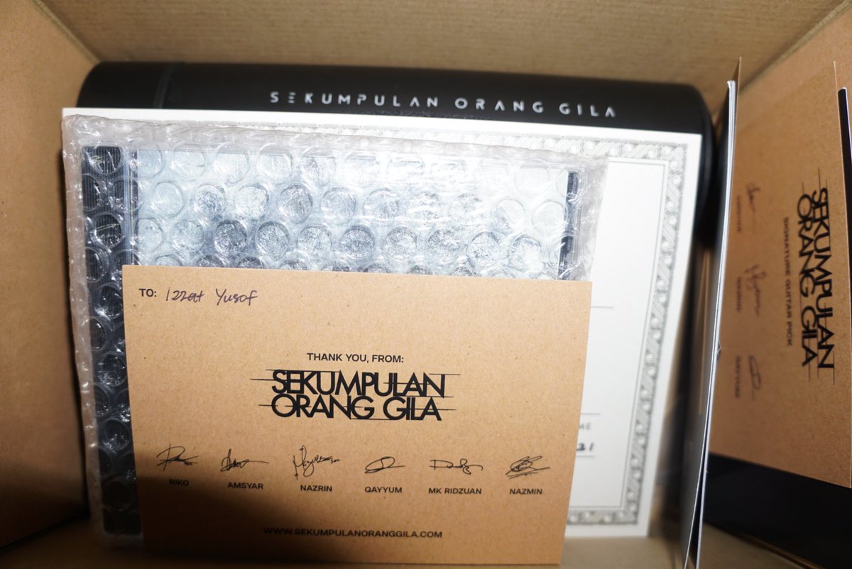 IzzatYusofv's tweet photo. Ini album aku paling aku tunggu sejak lebih 3 tahun lepas.Ya aku tunggu dari tahun ke tahun.AKHIRNYAAAA AKU DAPAT PEGANG ALBUM NI!!😊😊 @weareSOG
#SecondVoyage https://t.co/yiSi482aRN