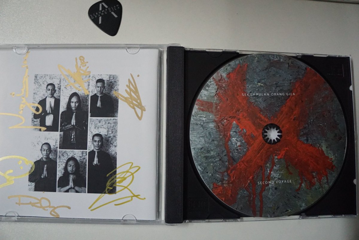 IzzatYusofv's tweet photo. Ini album aku paling aku tunggu sejak lebih 3 tahun lepas.Ya aku tunggu dari tahun ke tahun.AKHIRNYAAAA AKU DAPAT PEGANG ALBUM NI!!😊😊 @weareSOG
#SecondVoyage https://t.co/yiSi482aRN