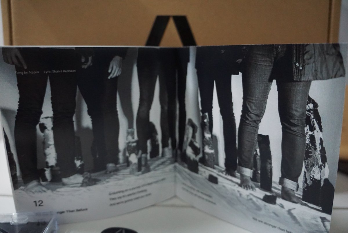 IzzatYusofv's tweet photo. Ini album aku paling aku tunggu sejak lebih 3 tahun lepas.Ya aku tunggu dari tahun ke tahun.AKHIRNYAAAA AKU DAPAT PEGANG ALBUM NI!!😊😊 @weareSOG
#SecondVoyage https://t.co/yiSi482aRN