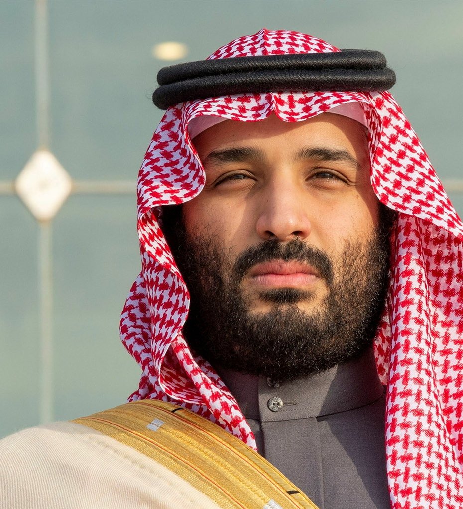 قبل اصطفاف الجنود وقبل عزف السلام
تأمّل الأرض هذي يا وليّ العهد

هذي كويت الفخر، هذي بلاد الكرام
هذي ملاعب صِبا جَدّك، وفزعة فهد