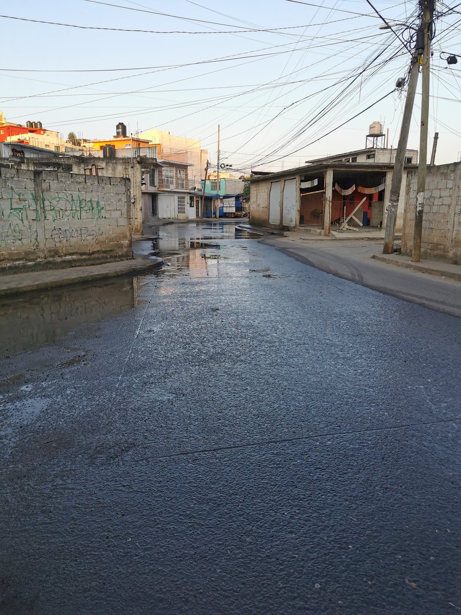 Artee_mtz's tweet photo. @CMAS_Xalapa @Hipolito_Rguez @AytoXalapa se reporta drenaje  tapado en la callé caminó al castillo esquina con cap. Carlos  kruffman  Colonia arboledas del tronconal,  favor de atender. https://t.co/RkH3JiAe9K