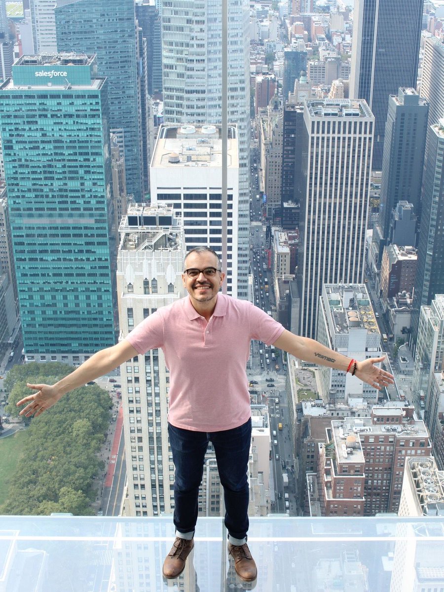 TGNAjuntament's tweet photo. #TGNBLOG | 🗽 Veure Nova York a la catalana.

✈️ El periodista @marctionyc viu des de 2009 a Nova York, on combina la seva passió per la comunicació amb visites guiades a catalans que visiten la ciutat.

🔗 Llegeix l'article sencer a: https://t.co/qm1RCTisel https://t.co/8TGK2TnUKt
