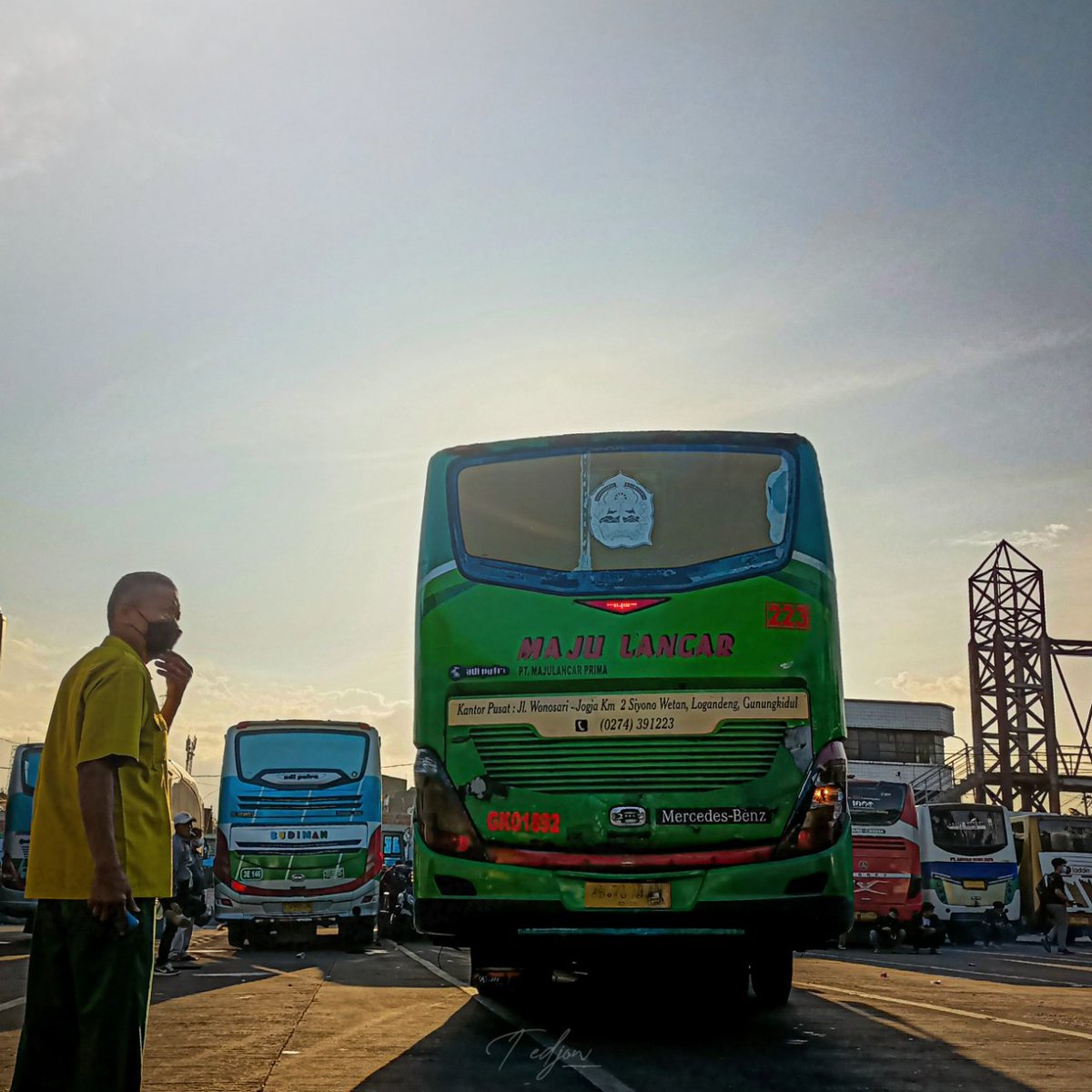 omw1325's tweet photo. Maju Lancar Jetbus HD Mercedes Benz https://t.co/xguY201Dxq