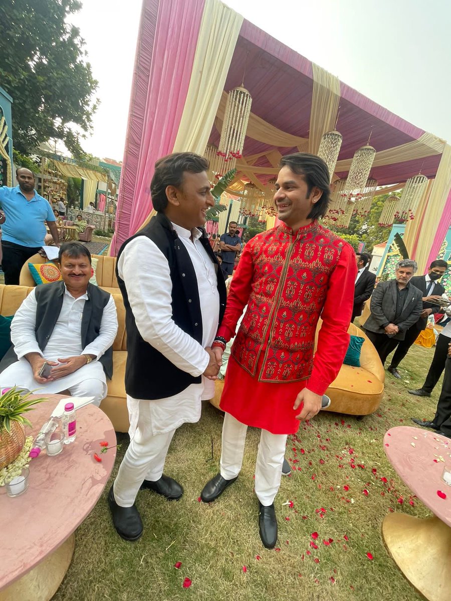TejYadav14's tweet photo. ज़िंदगी की नई पारी की शुरूआत के लिए “अर्जुन” को अथाह आशीर्वाद।

भगवान इस नई जोड़ी को ताउम्र दुनिया की हर ख़ुशियों से नवाज़ें, ऐसी कामना करता हूँ। https://t.co/yHXqOG7iJF