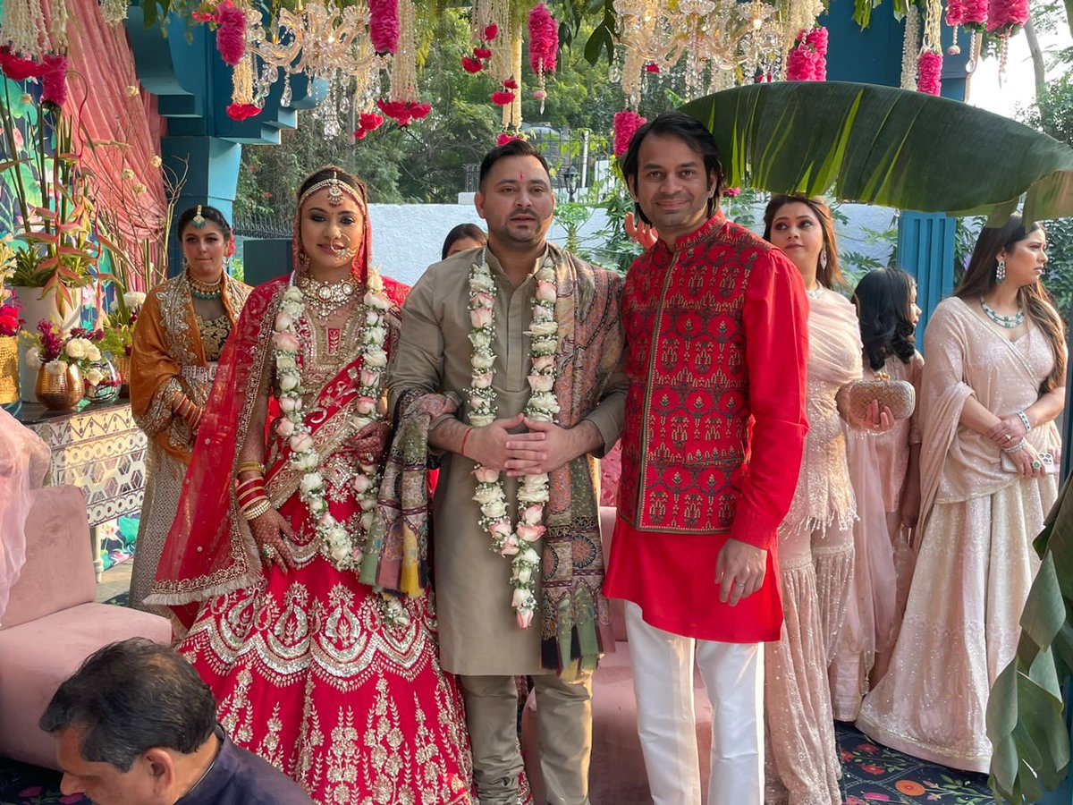 TejYadav14's tweet photo. ज़िंदगी की नई पारी की शुरूआत के लिए “अर्जुन” को अथाह आशीर्वाद।

भगवान इस नई जोड़ी को ताउम्र दुनिया की हर ख़ुशियों से नवाज़ें, ऐसी कामना करता हूँ। https://t.co/yHXqOG7iJF
