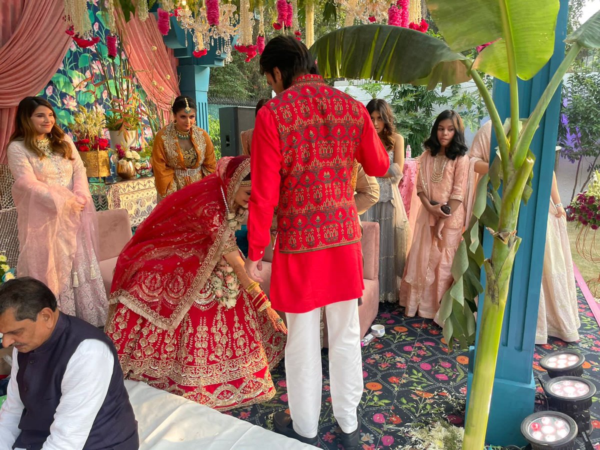 TejYadav14's tweet photo. ज़िंदगी की नई पारी की शुरूआत के लिए “अर्जुन” को अथाह आशीर्वाद।

भगवान इस नई जोड़ी को ताउम्र दुनिया की हर ख़ुशियों से नवाज़ें, ऐसी कामना करता हूँ। https://t.co/yHXqOG7iJF