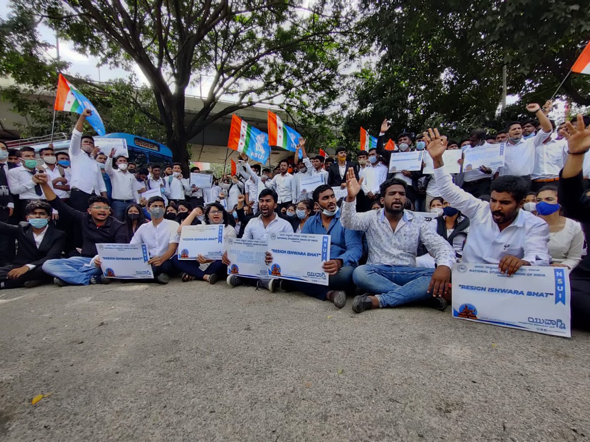 NSUIKarnataka's tweet photo. KSLU students under the leadership of @NSUIKarnataka took it to the roads of Bangalore demanding #JusticeForKSLUStudents.
Leaders of NSUI and KSLU Student representatives declared that the protest in Bangalore is an expression of solidarity to the fighters in Hubbali. https://t.co/o7XtyvawiX