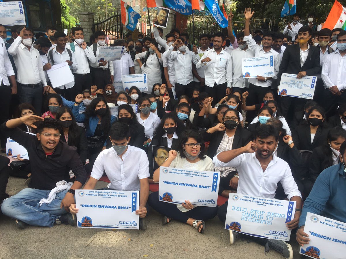 NSUIKarnataka's tweet photo. KSLU students under the leadership of @NSUIKarnataka took it to the roads of Bangalore demanding #JusticeForKSLUStudents.
Leaders of NSUI and KSLU Student representatives declared that the protest in Bangalore is an expression of solidarity to the fighters in Hubbali. https://t.co/o7XtyvawiX