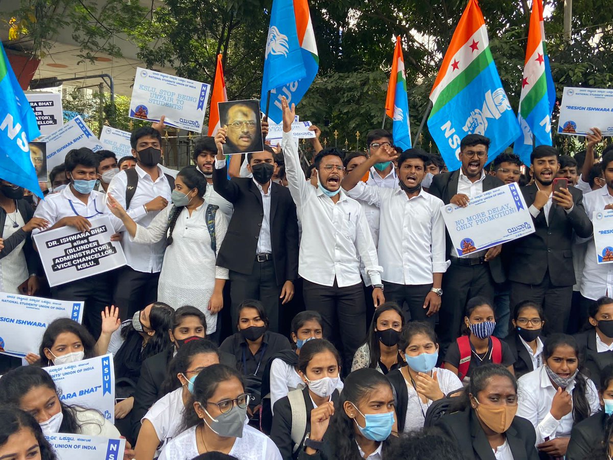 NSUIKarnataka's tweet photo. KSLU students under the leadership of @NSUIKarnataka took it to the roads of Bangalore demanding #JusticeForKSLUStudents.
Leaders of NSUI and KSLU Student representatives declared that the protest in Bangalore is an expression of solidarity to the fighters in Hubbali. https://t.co/o7XtyvawiX
