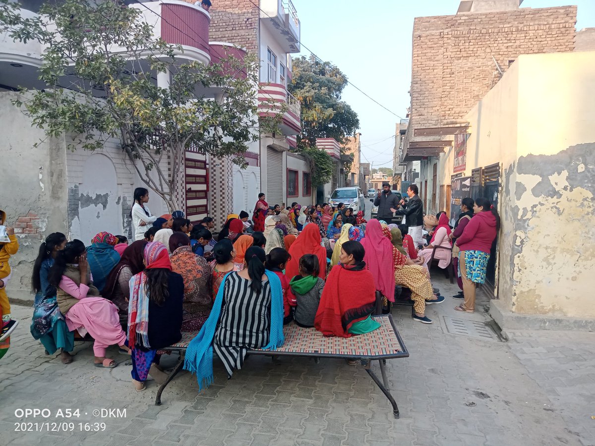 Deepkamboji's tweet photo. ਅੱਜ ਵਾਰਡ ਨੰਬਰ 7 ਅਬੋਹਰ ਵਿੱਖੇ ਵਿਸ਼ਾਲ ਜਨਸਭਾ ਨੂੰ ਸੰਬੋਧਨ ਕੀਤਾ ਅਤੇ ਲੋਕਾਂ ਦੀਆਂ ਦੁੱਖ ਤਕਲੀਫ਼ਾਂ ਸੁਣੀਆਂ ਅਤੇ ਮਹਿਲਾਵਾਂ ਲਈ ਆਪ ਸੁਪਰੀਮੋ @ArvindKejriwal ਜੀ ਨੇ @AAPPunjab ਦੀ ਸਰਕਾਰ ਬਣਨ ਤੋਂ ਬਾਅਦ 18 ਸਾਲ ਤੋਂ ਜਿਆਦਾ ਉਮਰ ਦੀਆਂ ਮਹਿਲਾਵਾਂ ਨੂੰ 1000 ਰੁਪਏ ਪ੍ਰਤੀ ਮਹੀਨਾ ਦੀ ਗਰੰਟੀ ਦੇ ਗਰੰਟੀ ਕਾਰਡ ਵੀ ਦਿੱਤੇ ! https://t.co/kEmmMQ29Zj