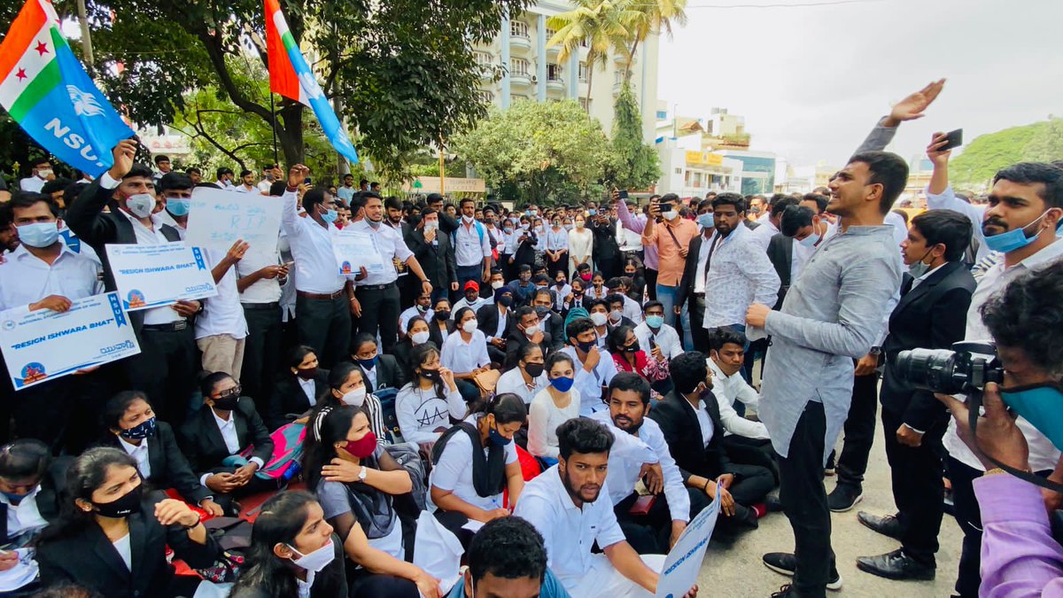NSUIKarnataka's tweet photo. KSLU students under the leadership of @NSUIKarnataka took it to the roads of Bangalore demanding #JusticeForKSLUStudents.
Leaders of NSUI and KSLU Student representatives declared that the protest in Bangalore is an expression of solidarity to the fighters in Hubbali. https://t.co/o7XtyvawiX