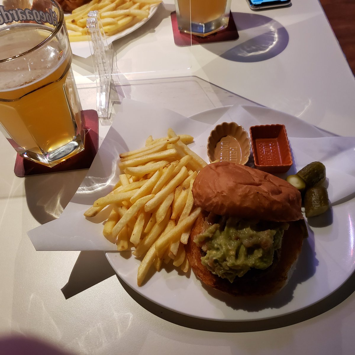 hG7lx5S6WBjypGu's tweet photo. 初zac ca!
ダーツバーというよりはうまいハンバーガー屋でした。
アメリカンな雰囲気最高!
#zacca
#ハンバーガー https://t.co/G8Sjs5bAJa