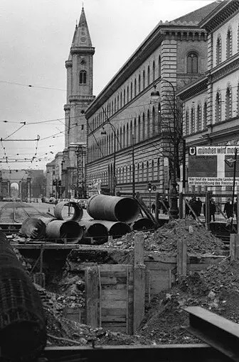 "München wird modern". Thinking about #moldernity