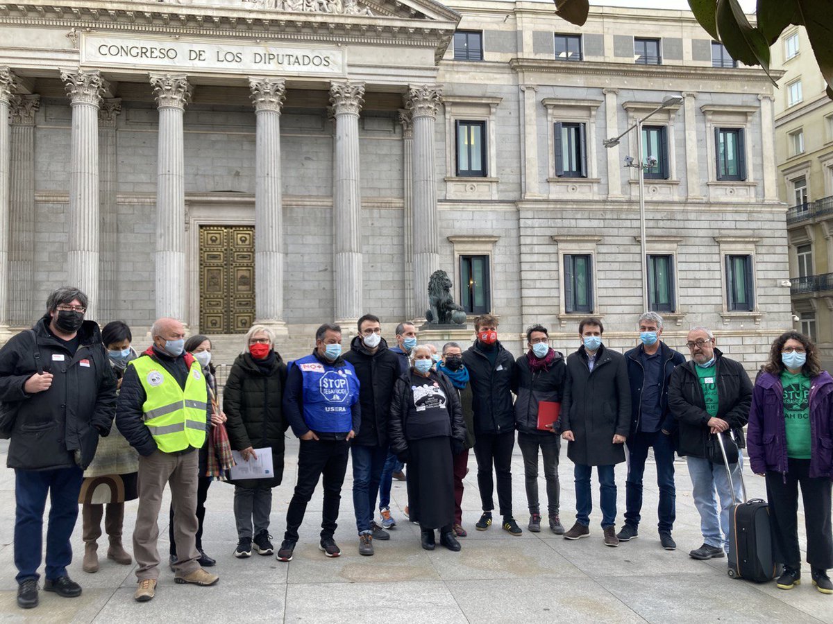 PAH_BCN's tweet photo. 🚨 La tramitación de la Ley de Garantía del Derecho a la Vivienda Digna y Adecuada se votará el 14 de diciembre.
👉Esta mañana los partidos que le dan apoyo se han reunido con las organizaciones sociales para reafirmar su compromiso.
#IniciativaLeyVivienda
https://t.co/ANXCklBSeF https://t.co/Xdu8TENSQ6