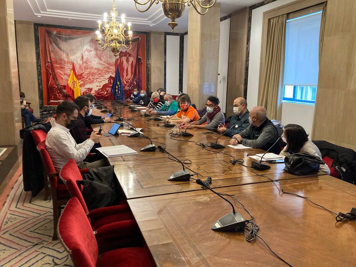 PAH_BCN's tweet photo. 🚨 La tramitación de la Ley de Garantía del Derecho a la Vivienda Digna y Adecuada se votará el 14 de diciembre.
👉Esta mañana los partidos que le dan apoyo se han reunido con las organizaciones sociales para reafirmar su compromiso.
#IniciativaLeyVivienda
https://t.co/ANXCklBSeF https://t.co/Xdu8TENSQ6