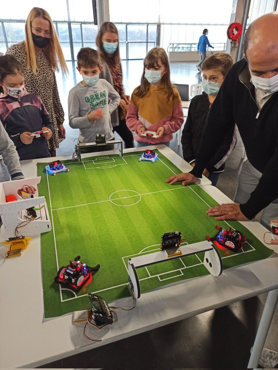 EduNum40's tweet photo. Une classe de CM2 de l'école du Péglé à Mont-de-Marsan au forum @NAIA_R_bordeaux . Des ateliers pour découvrir l'intelligence artificielle et la robotique, des rencontres avec des professionnels et des chercheurs. https://t.co/NUl8ShgPpn