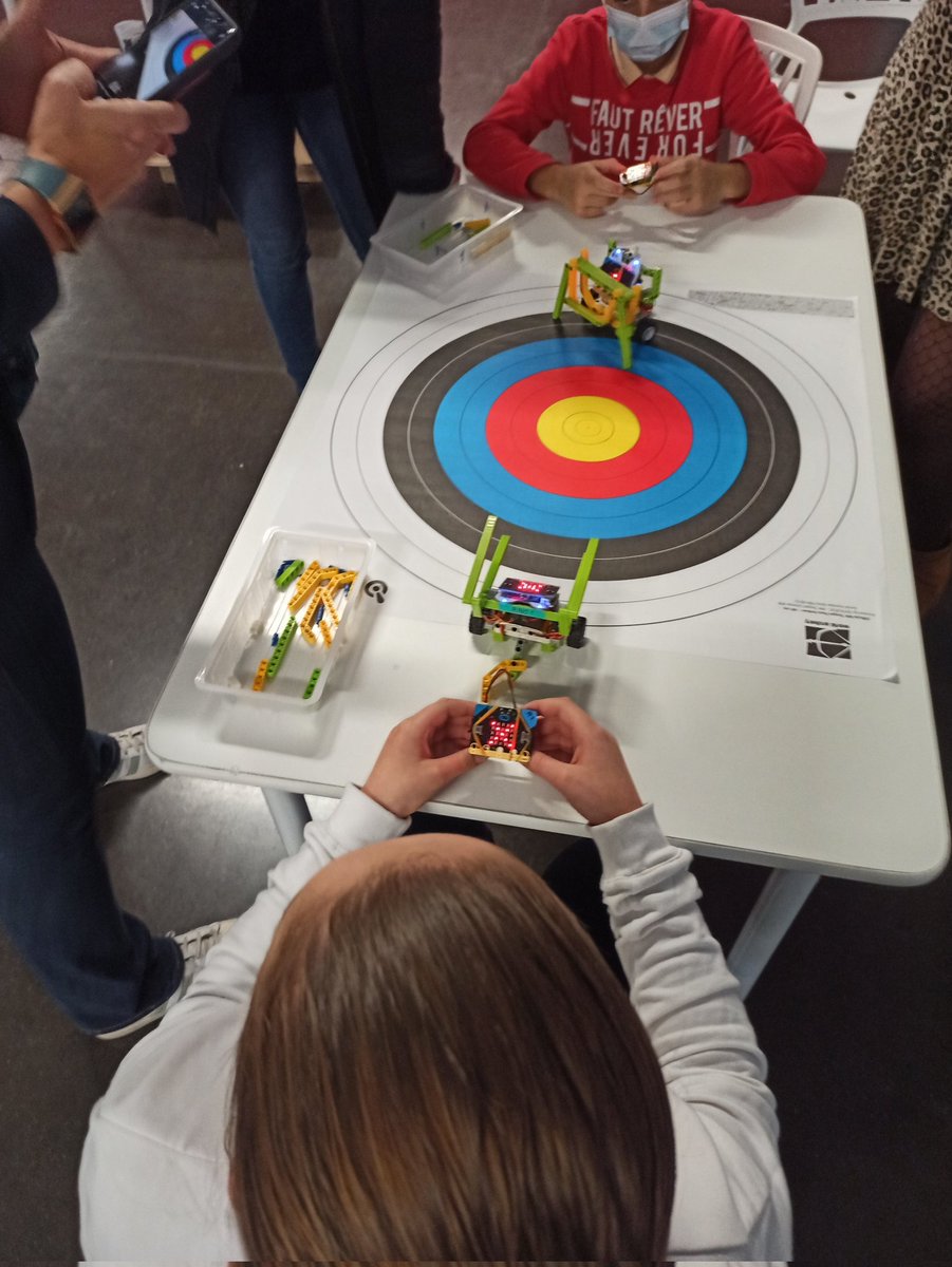 EduNum40's tweet photo. Une classe de CM2 de l'école du Péglé à Mont-de-Marsan au forum @NAIA_R_bordeaux . Des ateliers pour découvrir l'intelligence artificielle et la robotique, des rencontres avec des professionnels et des chercheurs. https://t.co/NUl8ShgPpn