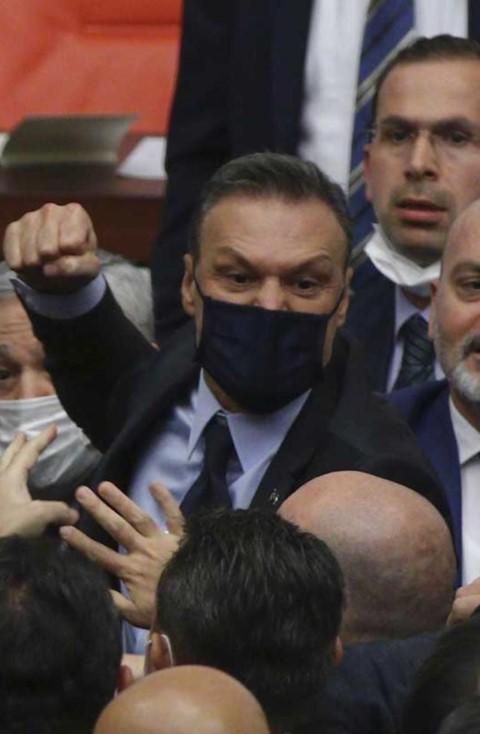 esmkc34's tweet photo. Yeni Alpay Tankımız Duran toplara nasıl vurulacağını çok iyi biliyor.🤣🤣 https://t.co/19gtIjz03N