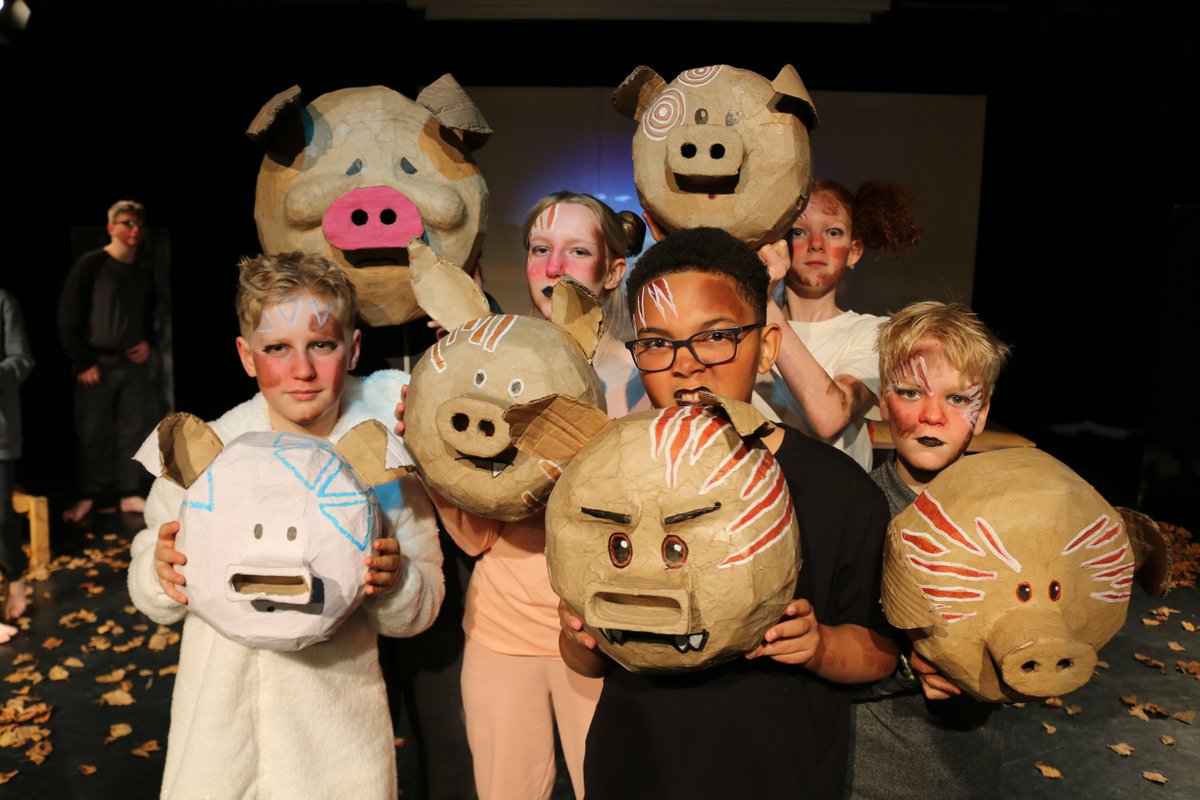 Animal Farm was a resounding success. Many tears were spotted in the audience with such a poignant and touching performance.
These young actors are stars! Praise them! <a href="/HuntingtonYork/">Huntington School</a> 
#AnimalFarm #York #Theatre #Drama #KS3 #huntingtonschool
#actorlife #theatreproduction