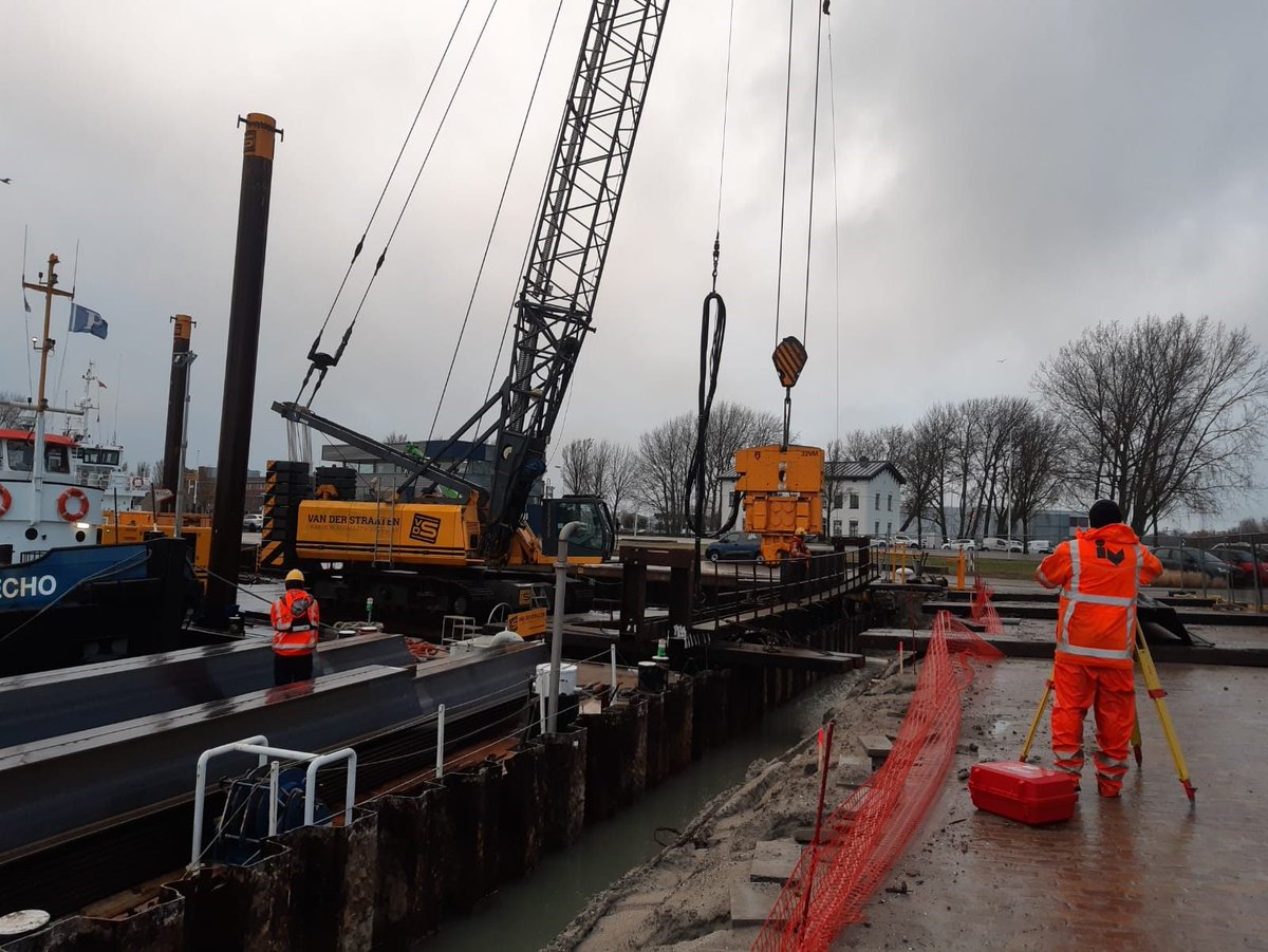 Vandaag is de 1e paal geslagen voor het vernieuwen van de Visserijkade. Het plaatsen van de nieuwe stalen damwanden is hiermee begonnen. Daarna werken we de kade verder af om hem gebruiksklaar maken. Dit duurt naar verwachting tot juni 2022.