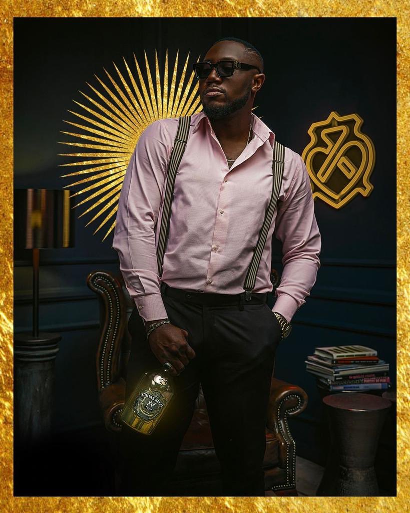 Numerica237's tweet photo. Une authentique fusion d’héritage, d’audace et d’innovation! Accueillons la bouteille édition limitée #BalmainChivasXV 

Je serai présent le 15 décembre pour la célébration de cette collaboration épatante et luxueuse!

Gpesouè !!!

#BalmainxChivasXV
#ChivasRegalCM
#TheRegalWay https://t.co/pvMlSMQhxG