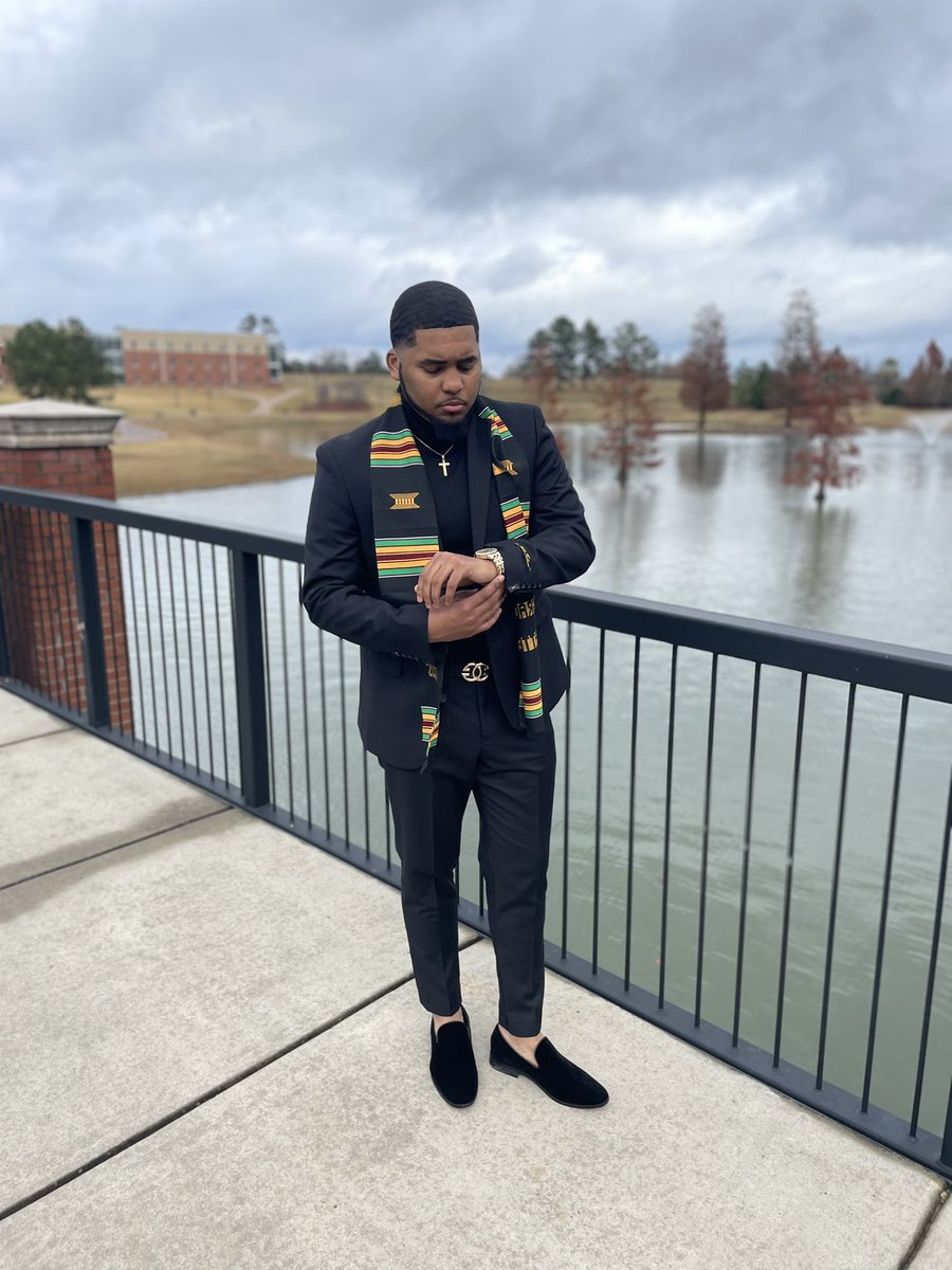 _cp_4's tweet photo. First I would like to thank God for allowing me to be able to graduate today with my B.S in Sports Management and thank him for the great friends and family that pushed me 4️⃣out MGA💜🖤
#blackexcellence #collegegraduate2021 #BlackLivesMatterEveryday #blackgradsmatter https://t.co/yjkraQgoWU