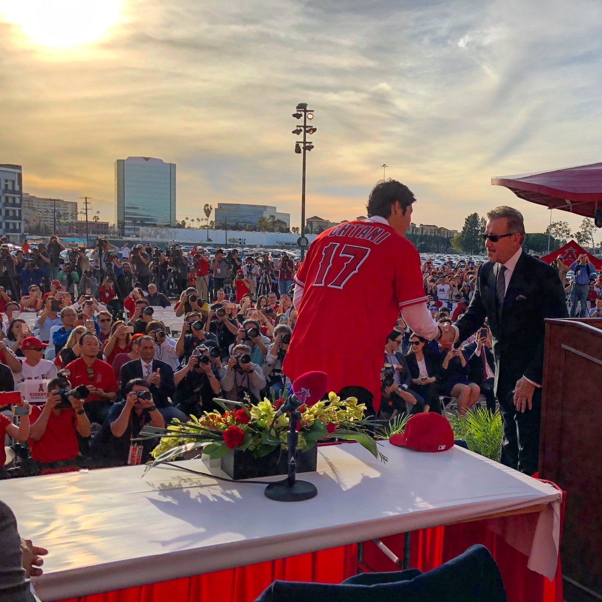 VictorRojas's tweet photo. On this day in 2017, I had the honor of hosting the press conference that welcomed Shohei Ohtani to @Angels &amp; @MLB fans alike. His gamble of coming to this country to be 2-way star has more than paid off. Fortunately, I managed to take this pic w/o messing it up. 🇯🇵 #OhtaniSan https://t.co/oCBC4skmpQ