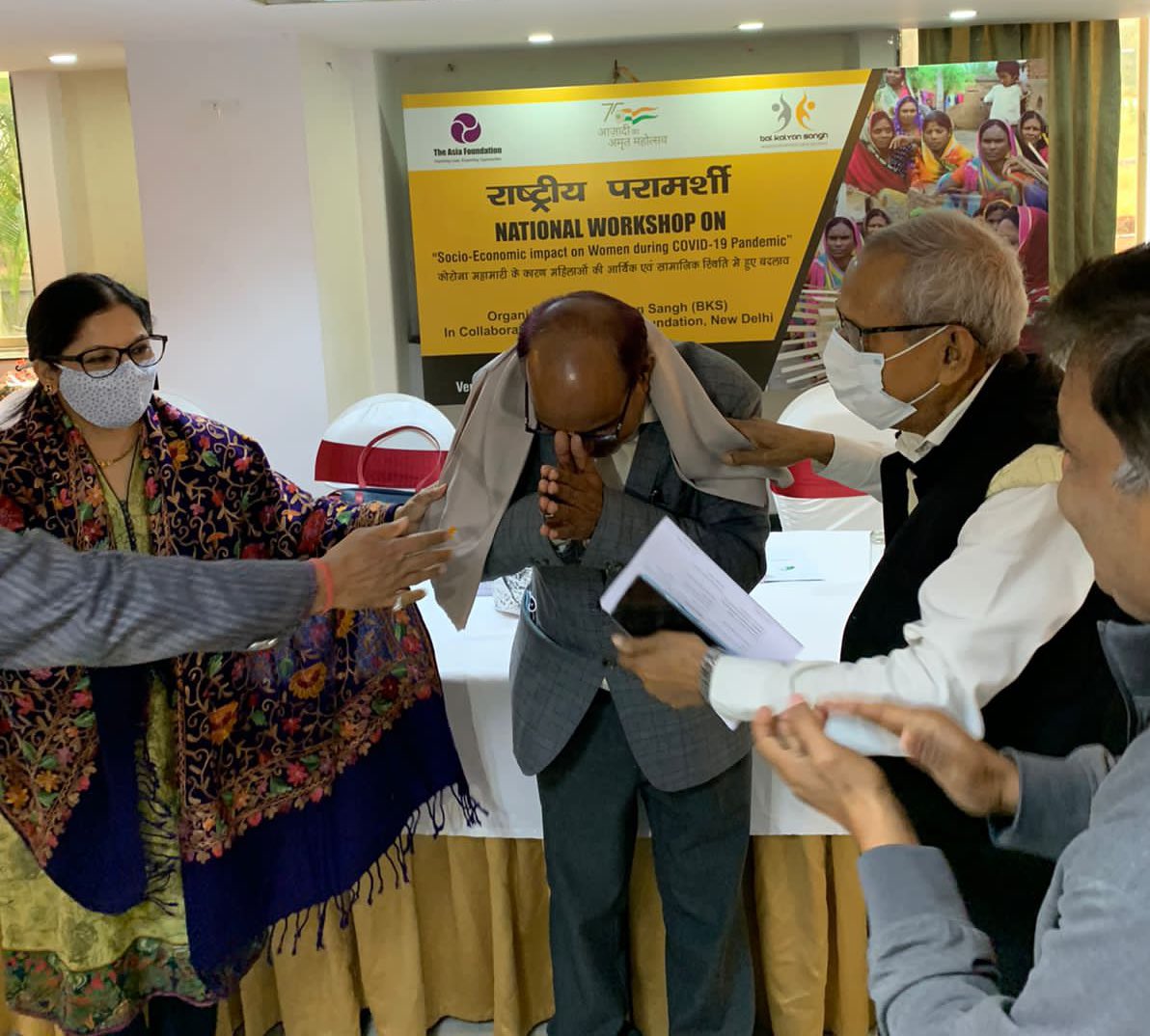 sanjaykmranchi's tweet photo. I'm forever grateful to be honoured by Smt Nandita Barua (Country Head, The Asia Foundation ) and Shri SS Pathak (Additional Labour Commissioner). Thank you for taking out your precious time for this noble cause.
@bksranchi https://t.co/8A9FwXei8u