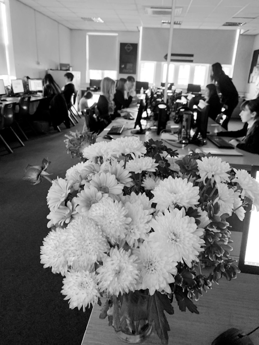 CasMediaDept's tweet photo. This afternoon photography lessons. Some students have been inspired by the artist #billykidd and have been creating the most wonderful shots #professional #photography #photos #floral #artist #creativity #skill #flowers well done 👏  🌺 https://t.co/UYY19VbD8o