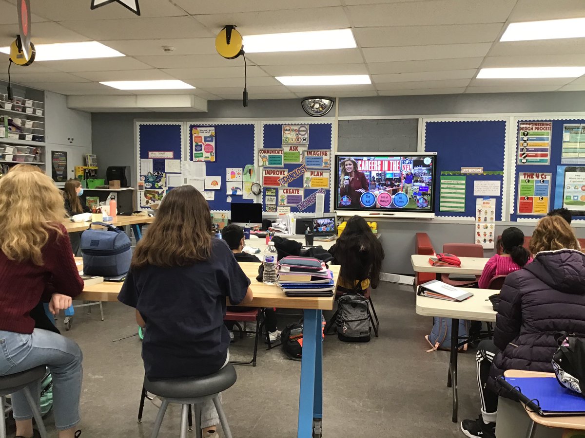 MsSelikoff's tweet photo. Always love a @ProFootballHOF virtual field trip w/ @Csaki_HOF feat. #careers to accompany #CSWeek Careers Edition! @TeachCode @codeorg  @csteachersorg @PrincipalTJ @RockawayBoroBOE @Giants @nyjets @hadip @NJEA @MrsMcGillTJ @NextGenPF @NewJerseyDOE #ComputerScienceEducationWeek https://t.co/j93ypi1n4I