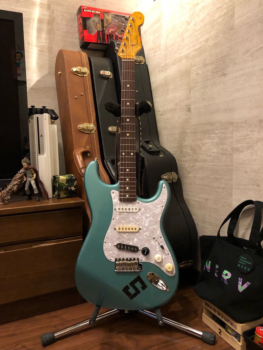 yoshimi_TPD's tweet photo. わたくしの所有するStratocaster
ピックアップやらその他諸々を自分でカスタムした愛着のあるギター
音もシルエットも大好きなギターだけど、個人的にすごく弾きづらいギター
しっかり弾きこなせるような技術を身につけないと
仕事やプライベート
全てのことに常に向上心をもっていくぞ
#fender https://t.co/UXdPND4oe4