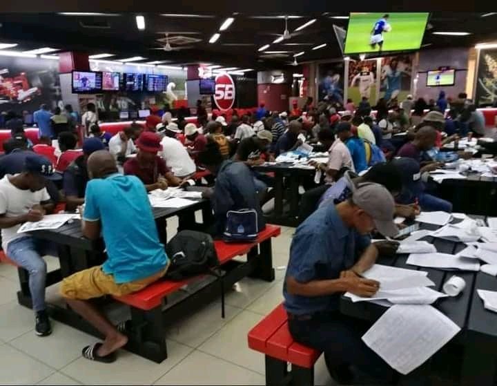 LowKey15516445's tweet photo. If people can focus like this in school....the world will be in a better place
#smallfriday https://t.co/klqh7xo7YP
