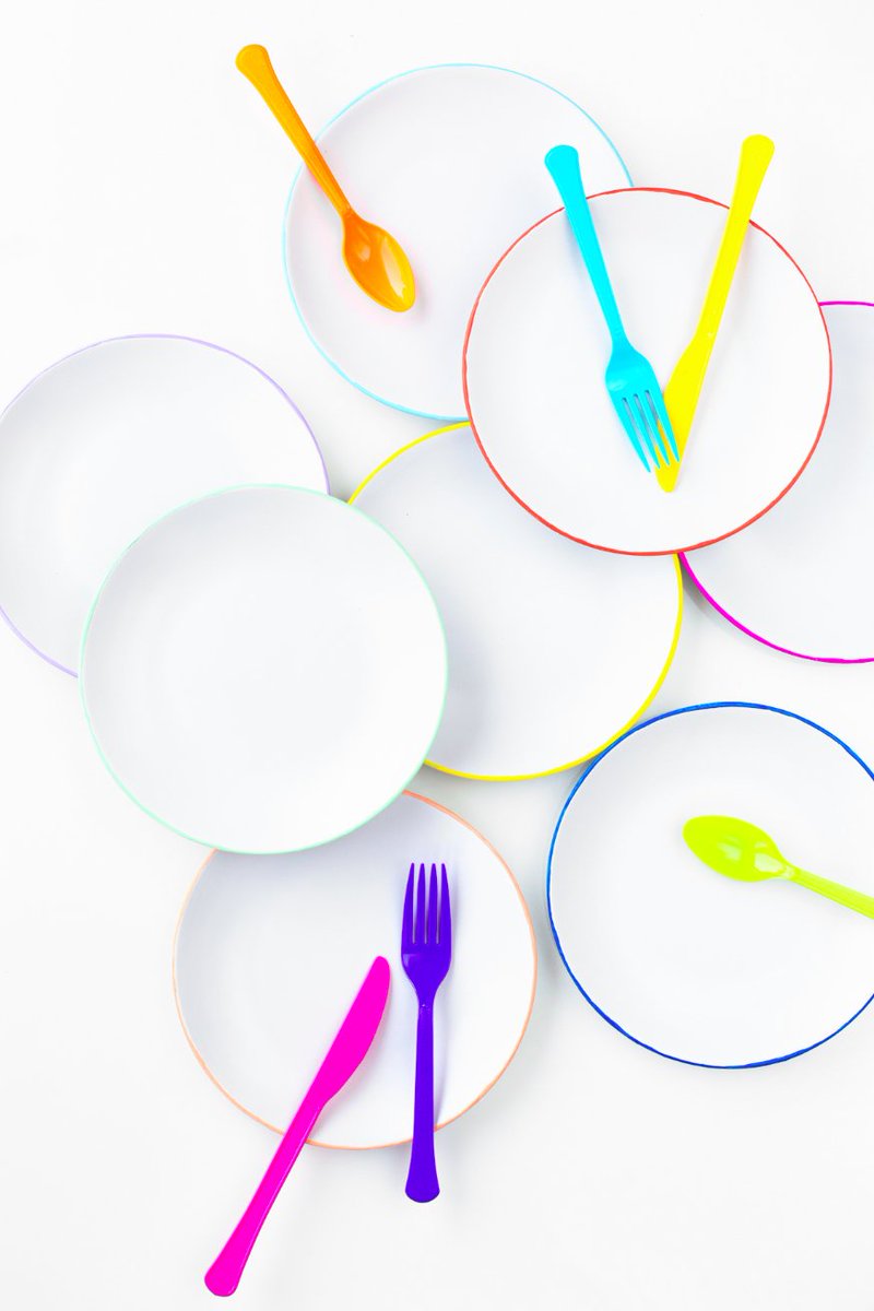Add a pop of color to your plates with colored rims! What do you think of this fun and simple design? goo.gl/2lnC44