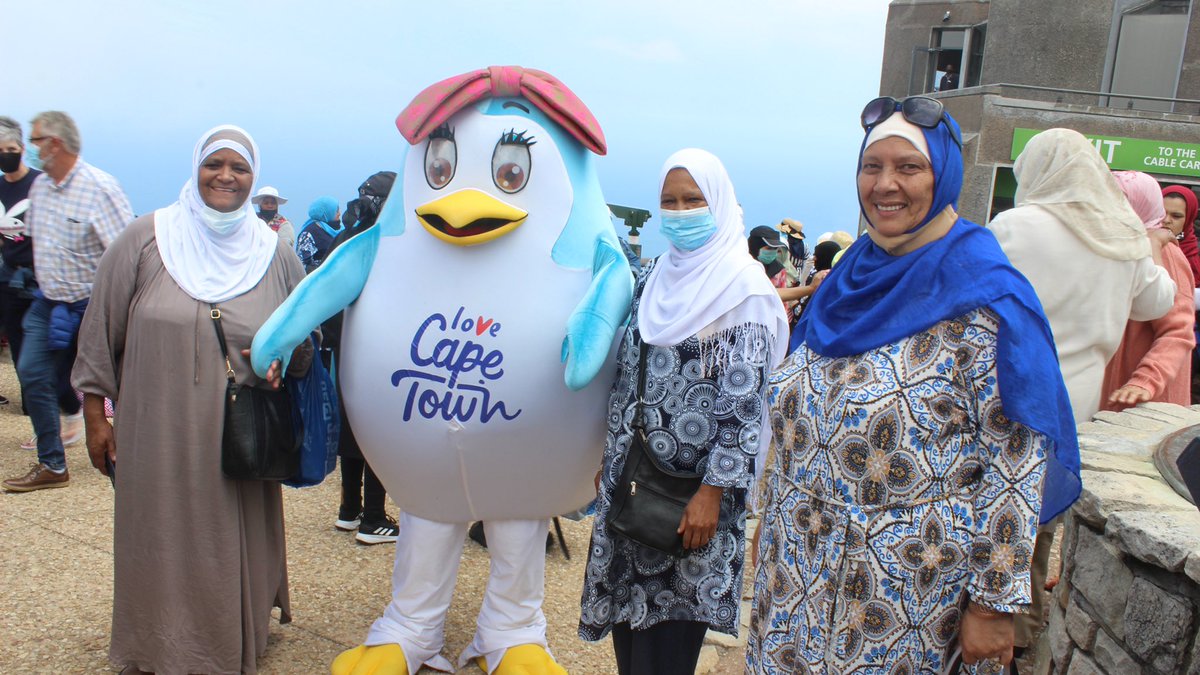 CapeTownTourism's tweet photo. #ThrowbackThursday 🤲🏽🧕🏼
Throwing it back to @HalaalHopper, doing some community-based tourism on top of @TableMountainCa! 😄💙 

While navigating this pandemic, we acknowledge these special collabs  - not only does it create job opportunities but also provides local experiences. https://t.co/z0I0vci4Jv