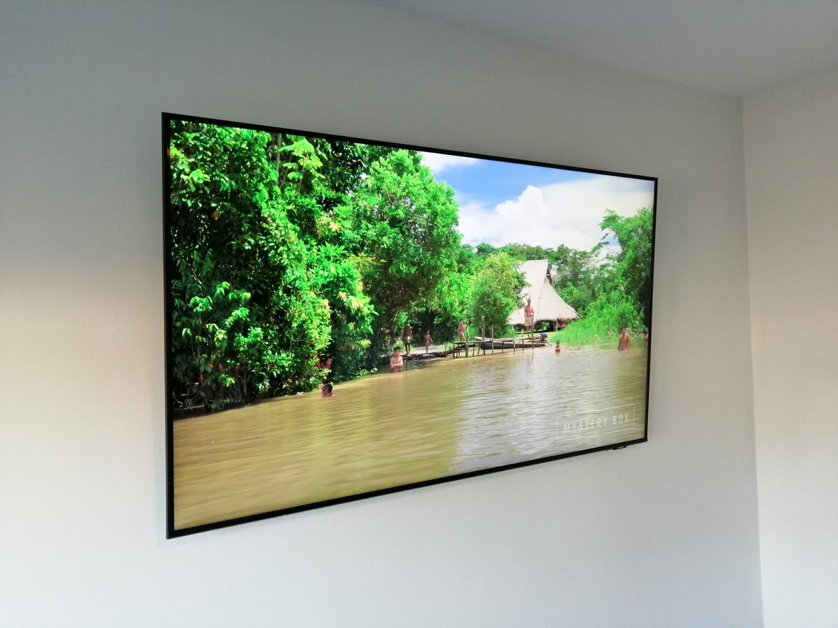 abbot_av's tweet photo. Tidy install in a newly extended kitchen. @SamsungTV 55Q60A 4K QLED TV on a @SANUSSystems VLT5 tilting bracket - all provided by @RicherSounds Exeter.

Fantastic image quality, full smart features and a lovely floating look with cables hidden behind.

#tidy #4ktv https://t.co/EM6ma3sglk