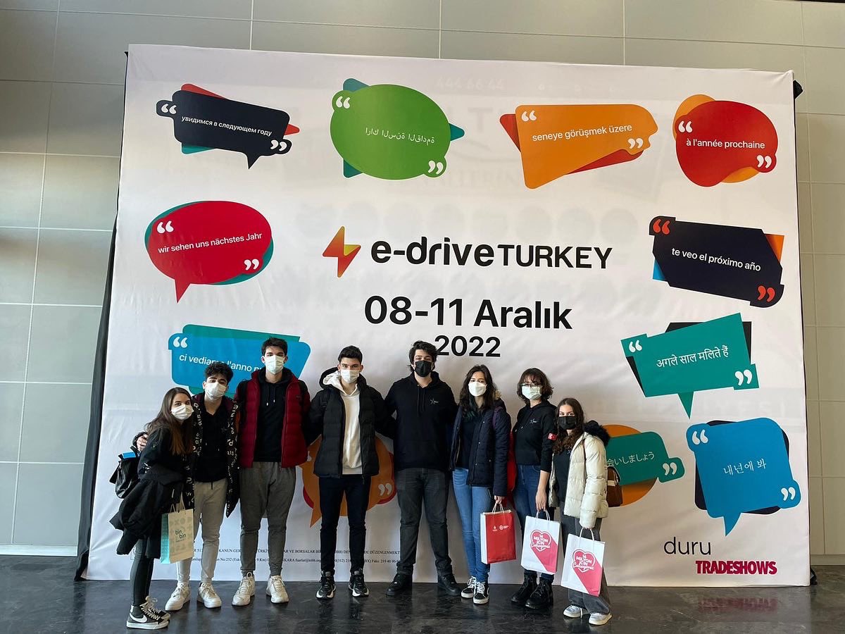 TeamAntlia's tweet photo. Türkiye'deki elektrikli araçlara dair altyapının desteklenmesi amacıyla düzenlenen 'Elektrikli ve Hibrit Araçlar Fuarı' @EdriveTurkey'i takımca ziyaret ettik. @DogaOkullari @FloryaDoga_ #edriveturkey #efficiencychallenge https://t.co/acRDGk8Vsf