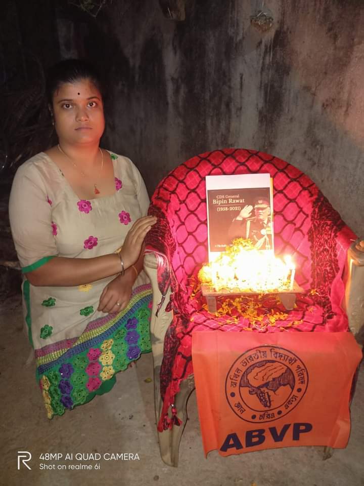 ABVPBanga's tweet photo. শ্রদ্ধেয় বীর সৈনিক দেশের সেনাপ্রধান জেনারেল বিপিন রাওয়াত জী গতকাল তামিলনাড়ু কুনুরের কাছে কপ্টার দুর্ঘটনায় শহীদ হয়েছেন ।আজ #ABVP- কৃষ্ণনগর ইউনিটের পক্ষ থেকে শহীদ বীরদের শ্রদ্ধাজ্ঞাপন ও তাঁদের আত্মার শান্তি কামনা করা হলো।।
#ABVP
#ABVPNADIA
#ABVP
#ABVPNADIA https://t.co/KYW5mLQZY8