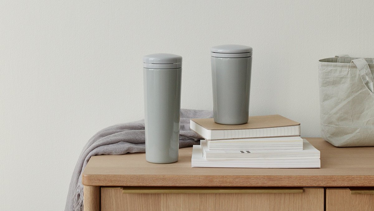 Welcome Carrie! A new vacuum jug and water bottle to go. Bring them on shopping tours in the city and walks and talks with friends. It fits right in your bag. Think of the environment and choose to reuse. 
#steltondesign #togo #carrie #choosetoreuse #recycling #coffee #tea