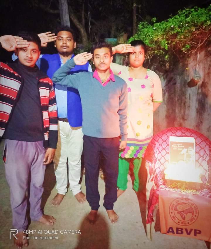 ABVPBanga's tweet photo. শ্রদ্ধেয় বীর সৈনিক দেশের সেনাপ্রধান জেনারেল বিপিন রাওয়াত জী গতকাল তামিলনাড়ু কুনুরের কাছে কপ্টার দুর্ঘটনায় শহীদ হয়েছেন ।আজ #ABVP- কৃষ্ণনগর ইউনিটের পক্ষ থেকে শহীদ বীরদের শ্রদ্ধাজ্ঞাপন ও তাঁদের আত্মার শান্তি কামনা করা হলো।।
#ABVP
#ABVPNADIA
#ABVP
#ABVPNADIA https://t.co/KYW5mLQZY8