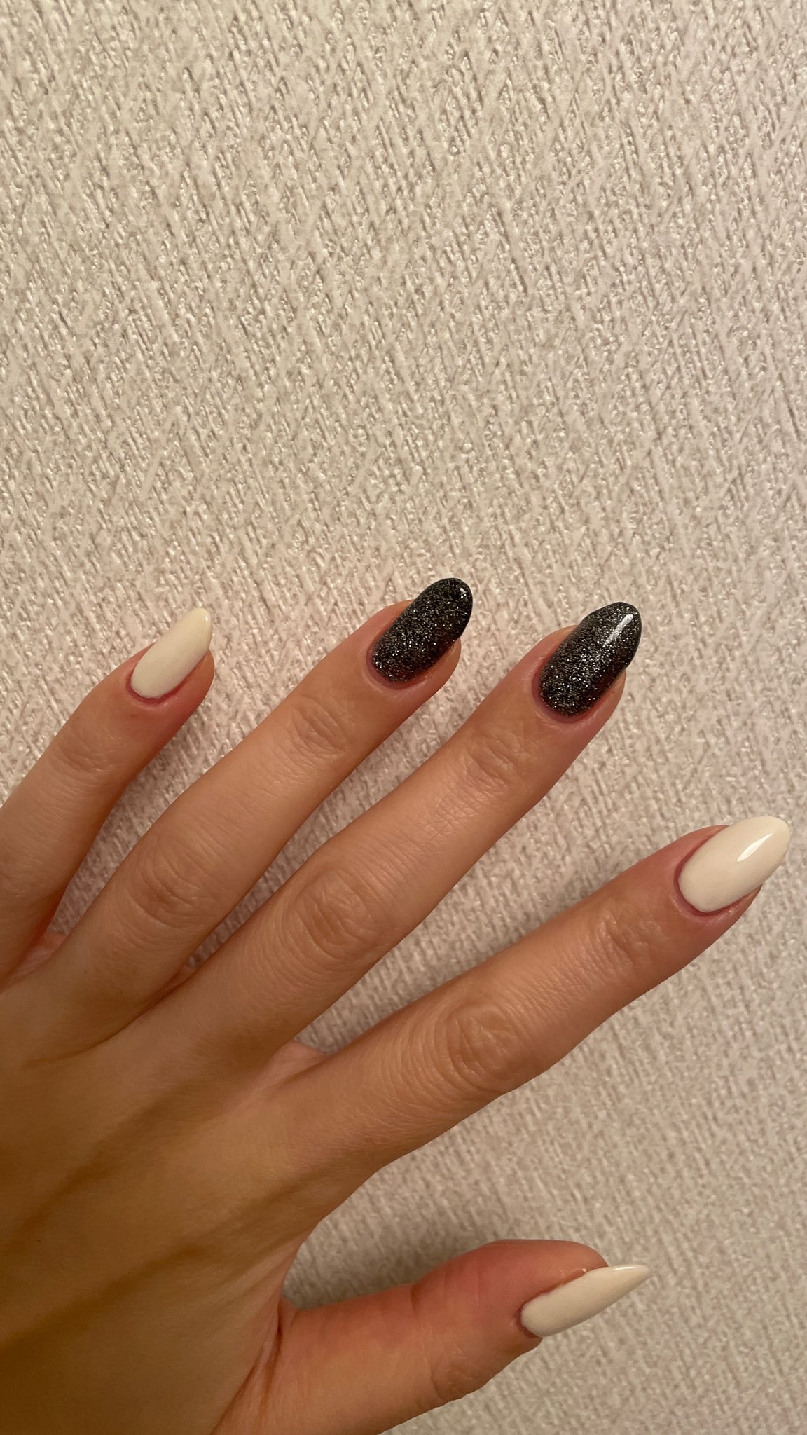 みゆ ネイル記録17 白黒 縮むと根元が気になるから最近は白ネイル避けてたけど 今回どうかな セルフネイル ポリッシュネイル マニキュア ワンカラー T Co Kw8kbjpoou Twitter